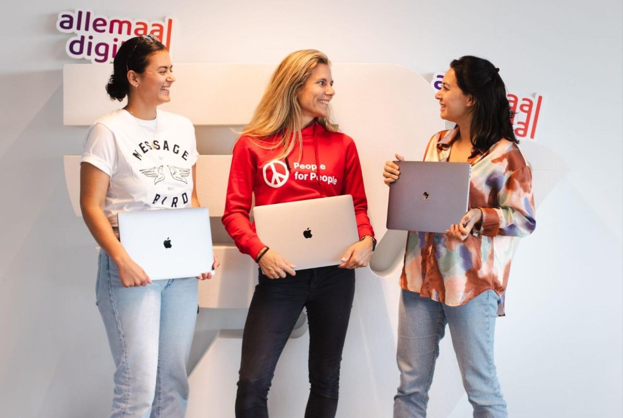 MessageBird en People for People Foundation doneren 300 MacBooks