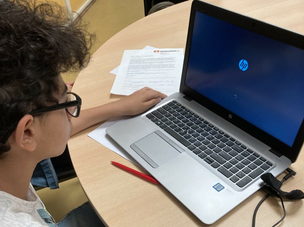 Jongen zit achter Allemaal Digitaal laptop