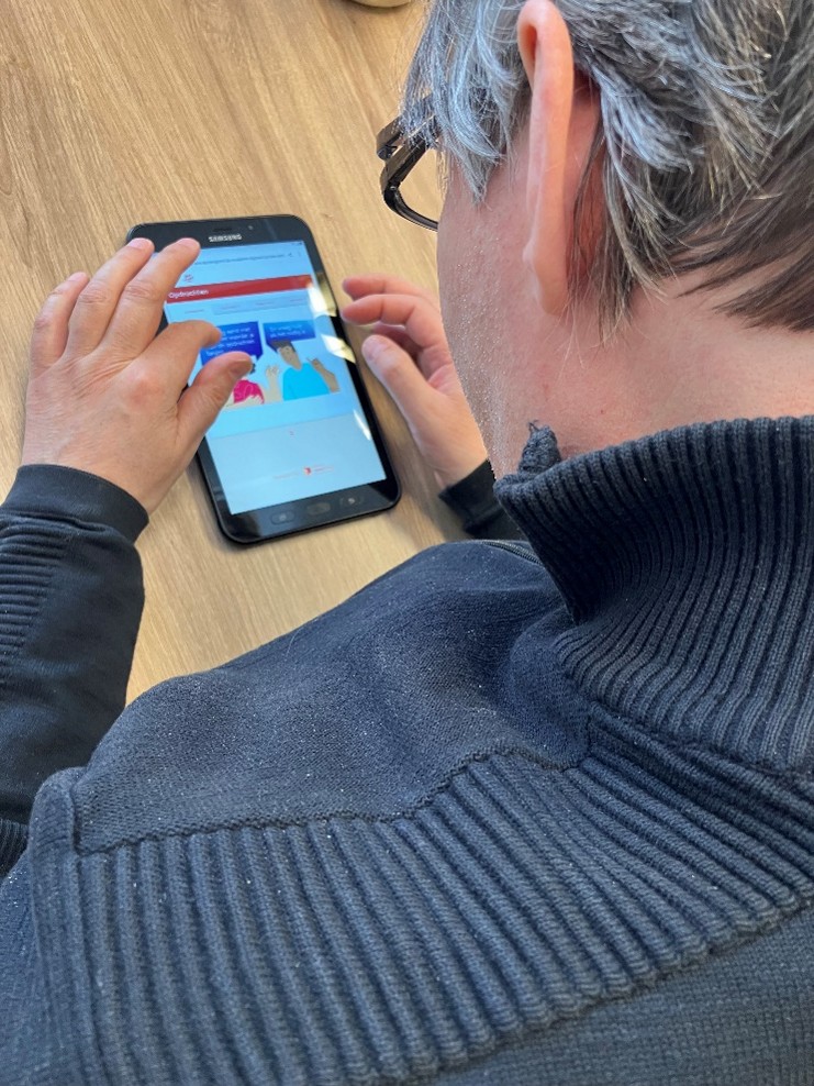 Michel leert zelfstandig wonen en werken met zijn Allemaal Digitaal-tablet