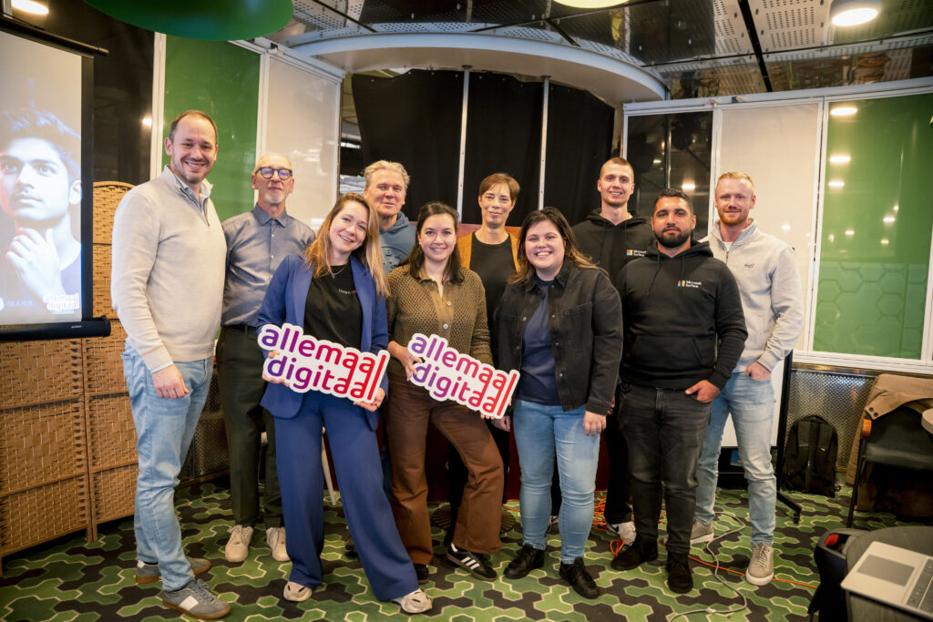 Microsoft doneert 1400 laptops aan Allemaal Digitaal: technologie voor iedereen bereikbaar maken